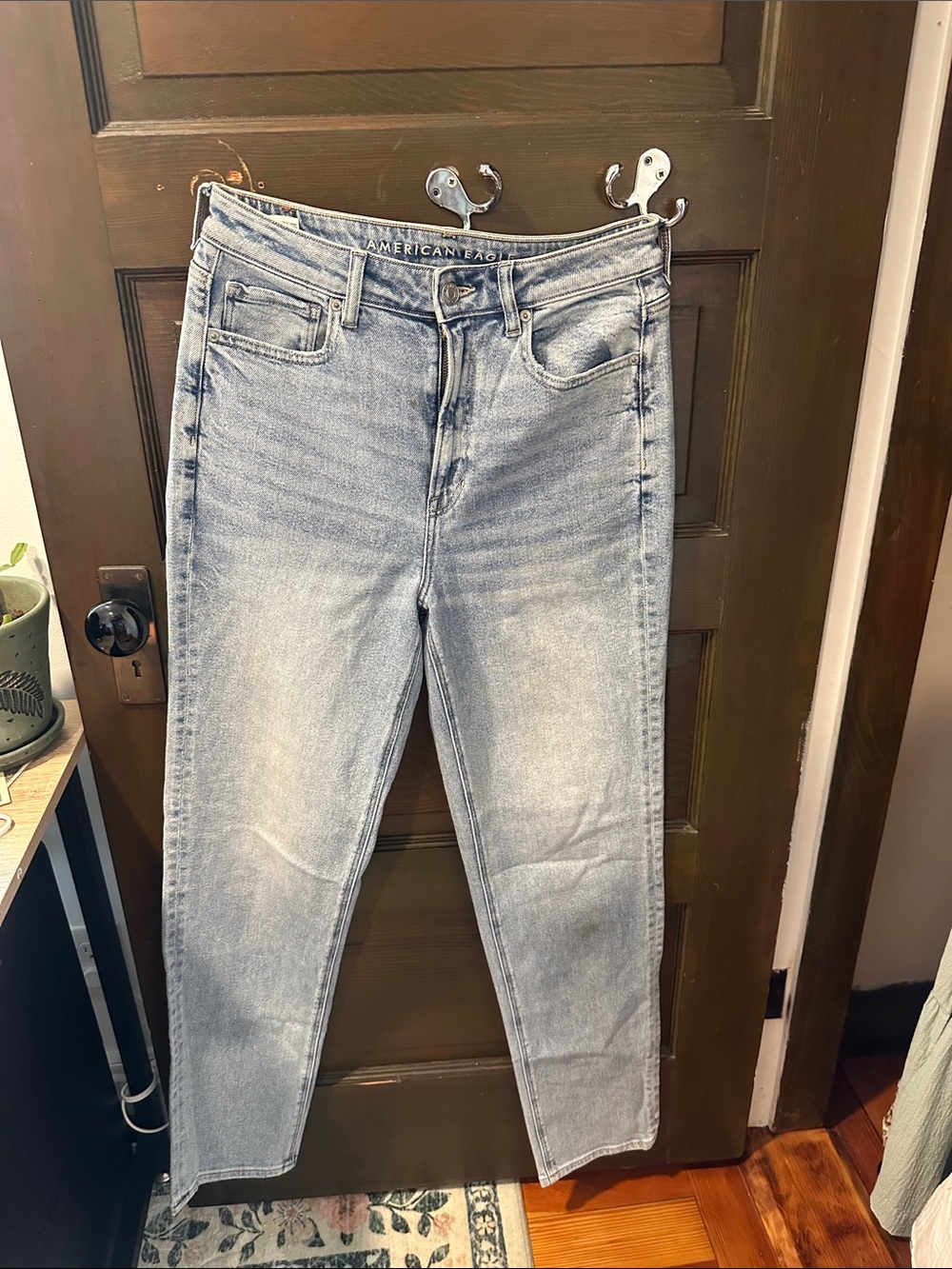 American Eagle Outfitters High-Rise Mom Straight Jeans - Light Blue Wash